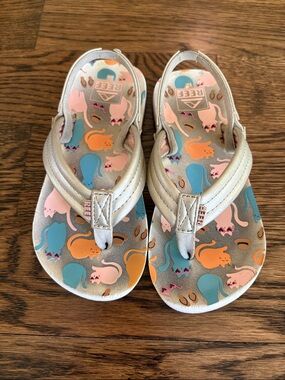 Reef Kids Gold Flip Flops with Pink, Orange & Blue Cat Print